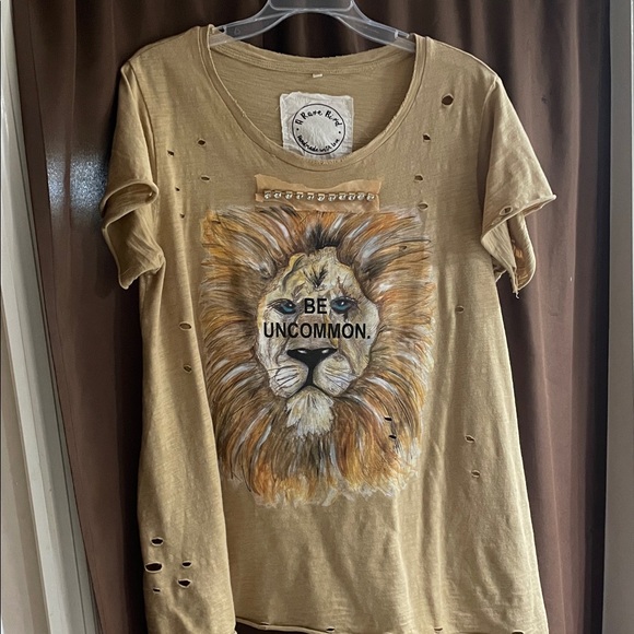 Tops - A Rare Bird Lion Graphic Distressed T-Shirt